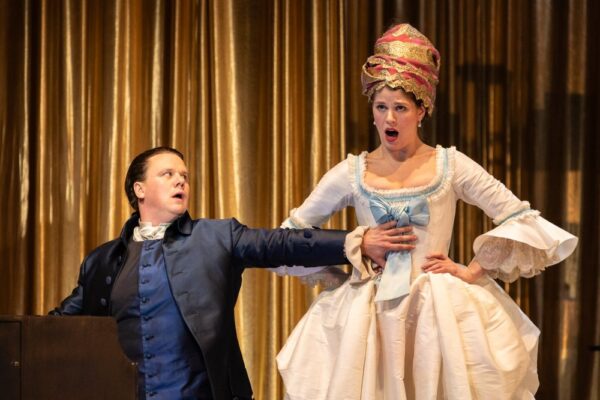 az amadeus pesti színház bemutató