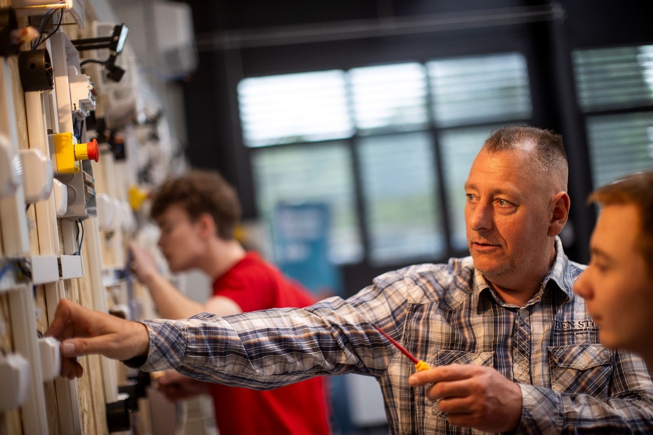 e.on tatabánya tanműhely villanyszerelőknek