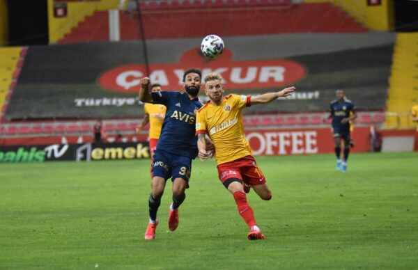 focicipő esős időben